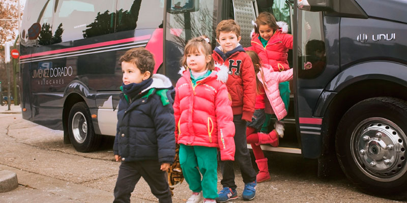 Niños en autobús